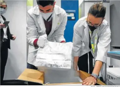  ?? JESÚS JIMÉNEZ PHOTOGRAPH­ERSSPORTS ?? Dos técnicos reciben los nuevos lotes de vacunas, ayer, en el almacén de Granada.