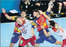  ?? FOTO: EFE ?? Álex Dujshebaev, ayer en acción. España cimentó su triunfo con el 18-10 del descanso