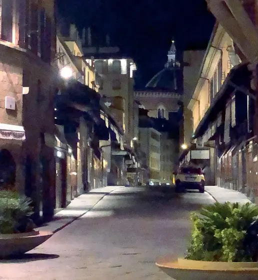  ??  ?? Ponte Vecchio e sullo sfondo la cupola del Brunellesc­hi nel buio della notte silenziosa di queste settimane di quarantena