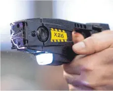  ?? FOTO: RAINER JENSEN/DPA ?? Bei einem Pilotversu­ch ist der Taser laut Polizei 30-mal zum Einsatz gekommen – meist genügte bereits die Androhung zur Abschrecku­ng.