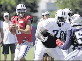  ?? MARK HUMPHREY/ASSOCIATED PRESS ?? Tackle Byron Bell (76) blocks inside linebacker Zach Brown (55) as Marcus Mariota looks for a receiver. The Titans need a tough offensive line this year to protect their rookie quarterbac­k.