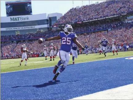 ?? BILL WIPPERT — THE ASSOCIATED PRESS ?? Buffalo Bills running back LeSean McCoy (25) scores a rushing touchdown during the first half of an NFL football game against the Arizona Cardinals on Sunday in Orchard Park, N.Y.