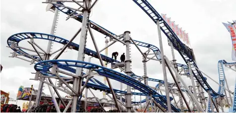  ?? Foto: Silvio Wyzengrad ?? Der „Drifting Coaster“steht schon auf dem Festplatz an der Langenmant­elstraße: Die Achterbahn ähnelt einer „Wilden Maus“. Die Neuheit ist allerdings, dass die Sitze so fest gemacht sind, dass sie in den Kurven durch die Fliehkraft nach außen...