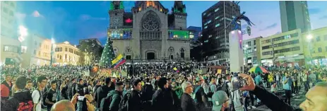  ??  ?? Los universita­rios marcharon desde sus sedes hasta la Plaza de Bolívar a realizar una asamblea popular. Hoy habrá asamblea en la U. de Caldas.