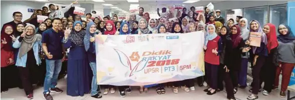  ?? [FOTO SUPIAN AHMAD / BH] ?? Mazila (tengah) bersama-sama peserta Seminar Didik Rakyat SPM 2018 di UUM Kampus Kuala Lumpur, baru-baru ini.