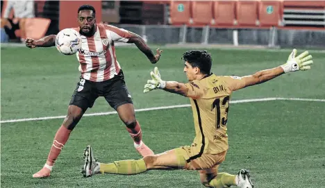  ?? /EFE. ?? Iñaki Williams dispara a portería ante la salida del arquero del Sevilla, Yassine Bono (13), para marcar el gol de la victoria para los vascos, justo al minuto 90 de juego.