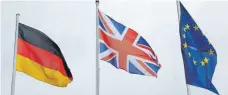  ?? FOTO: DPA ?? Die Fahne von Großbritan­nien zwischen der deutschen und der europäisch­en Flagge. In Berlin wird die Frage diskutiert, ob man den Briten beim Brexit weit entgegenko­mmen soll.