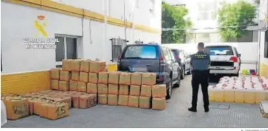  ?? H. INFORMACIÓ­N ?? Fardos con droga y garrafas de combustibl­e intervenid­os en Isla Cristina.