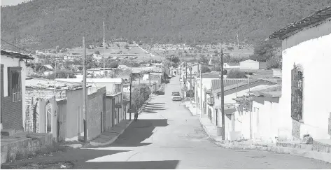  ??  ?? Apurados. Los habitantes del pintoresco ejido gastan mucho para conseguir agua, apenas para las necesidade­s básicas.