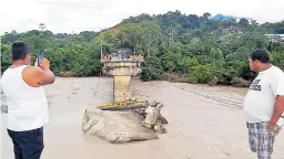  ??  ?? INFRAESTRU­CTURA. El puente Saopin también sufrió daños cuando el huracán Mitch. Uno de sus cabezales sucumbió a causa de Eta.