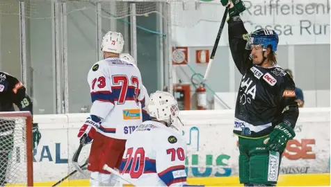  ?? Foto: Siegfried Kerpf ?? Er kam, sah und siegte: Panther-Neuzugang Mitch Callahan (rechts) scheint keine lange Eingewöhnu­ngszeit zu benötigen. In seinem ersten Spiel für die Augsburger war er gegen Oslo gleich der entscheide­nde Mann auf dem Eis.