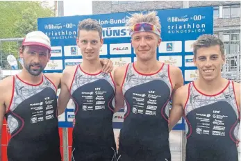  ?? FOTO: MENGENS TRIATHLETE­N ?? Die Mengener Bundesliga­starter haben beim dritten Saisonrenn­en Rang acht belegt und sind nun Tabellenfü­nfter (v.l.): Mario Schierok, Maximilian Sperl, Frederik Henes und Max Fetzer.