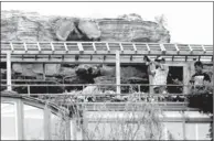  ?? WANG JING / CHINA DAILY ?? Workers begin the demolition of the rock-covered rooftop villa in Beijing’s Haidian district on Thursday, three days after the district’s urban patrol officers deemed the structure illegal and ordered it removed.