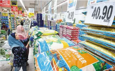  ?? — THOMAS yong/the Star ?? Starting early: Many families have started stocking up for Hari raya from as early as mid-way through ramadan.
