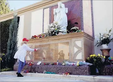  ?? Photograph­s by Francine Orr Los Angeles Times ?? PHYLLIS LAVOIE, 66, of Santa Monica visits the final resting place of Debbie Reynolds and Carrie Fisher.