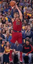  ??  ?? Kyle Korver, 37 anni, 43.1% da tre in carriera, 6/7 in gara-4 AP