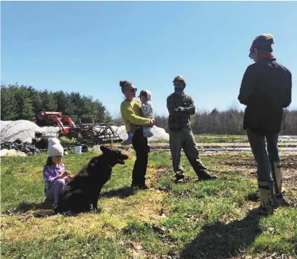  ?? HUGO B CARDINAL ?? Aux Jardins d’Ambroisie, Mariève Savaria et Francis Madore (ici avec Saule, la chienne Léa et Lou) tentent d’éduquer la clientèle aux défis de l’autonomie alimentair­e et à la cuisine saisonnièr­e.