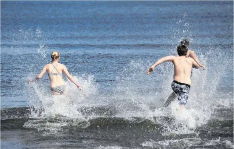  ?? FOTO: STEFAN SAUER/DPA ?? Junge Leute laufen bei frühlingsh­aftem Wetter in die Ostsee bei Ahlbeck. Eine Infektion mit sogenannte­n Vibrionen kann beim Baden in diesem Meer zur Gefahr werden. Vor allem in wärmeren Sommern wie 2003, 2018 und 2019 wurden Fälle bekannt, einige Patienten starben.
