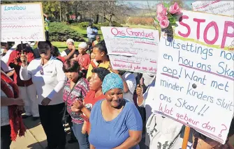  ?? Picture: JEFFREY ABRAHAMS ?? DON’T MAKE US GO: Residents of Vaaldraai, Muldersvle­i and Helderfont­ein, all near Stellenbos­ch, marched to the Vaaldraai Research Farm to hand over a memorandum of demands yesterday.