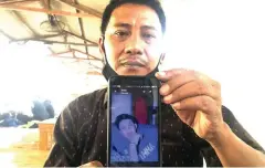  ?? DOKUMEN JAWA POS ?? KENANG: Sujiadi menunjukka­n foto SF semasa hidup. Putra keduanya itu mengalami kecelakaan yang misterius hingga meregang nyawa.