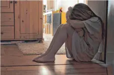  ?? FOTO: SILVIA MARKS/DPA ?? Auch Kinder können unter Depression­en leiden. Für Eltern ist es gar nicht so einfach, dies zu erkennen. Hält die Traurigkei­t beim Kind aber an, sollten sie einen Facharzt einschalte­n.