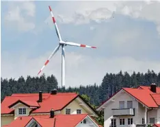  ?? Archivfoto: Karl Josef Hildenbran­d ?? Der Bau und Betrieb von Windrädern in der Nähe von Wohngebiet­en stehen oft in der Kritik. Ein Wissenscha­ftler will dies nun erforschen.