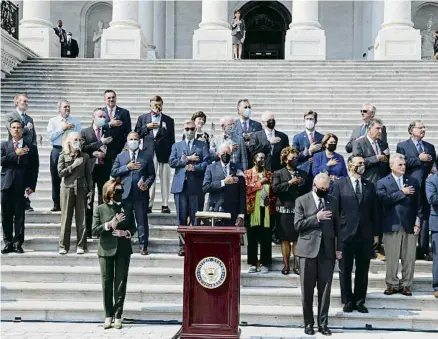  ?? DPA / EP ?? Congressis­tes dels Estats Units en un homenatge al Capitoli a les víctimes de l’11-S