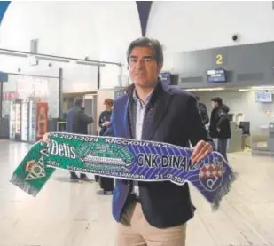  ?? // VÍCTOR RODRÍGUEZ ?? Ángel Haro, presidente del Betis, en el aeropuerto