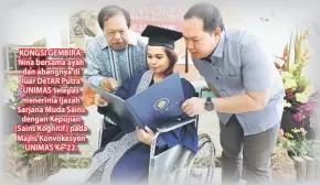  ??  ?? KONGSI GEMBIRA: Nina bersama ayah dan abangnya di luar DeTAR Putra UNIMAS selepas menerima Ijazah Sarjana Muda Sains dengan Kepujian (Sains Kognitif) pada Majlis Konvokesye­n UNIMAS Ke-22.