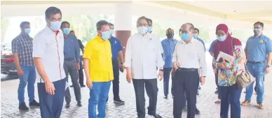  ?? — Gambar Roystein Emmor ?? KETIBAAN: Abang Johari diiringi Uggah, Dr Sim, Dr Chin sebaik tiba pada majlis pelancaran Program Imunisasi COVID-19 Negeri Sarawak untuk petugas barisan hadapan di Stadium Perpaduan Petra Jaya, semalam.