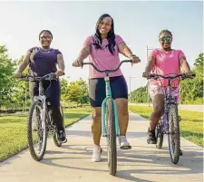  ?? Raquel Natalicchi­o/Staff photograph­er ?? Since losing nearly 90 pounds, Candice Brown can now bike comfortabl­y with her daughters Iyanna and Saniyah.