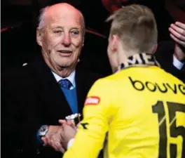  ?? FOTO: NTB SCANPIX ?? Kong Harald var en av de siste Amund Wichne fikk hilse på som Viking-spiller, da han var i kamptroppe­n under cupfinalen.