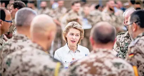  ?? FOTO: DPA ?? Verteidigu­ngsministe­rin Ursula von der Leyen beim Besuch des Bundeswehr­stützpunkt­es im afghanisch­en Masar-i-Scharif.