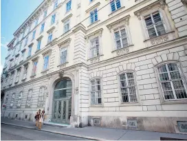  ??  ?? Die ehemalige Zentrale der Post AG in der Wiener Innenstadt gehört nun Deutschen und soll zu einem „lebendigen Haus“werden.