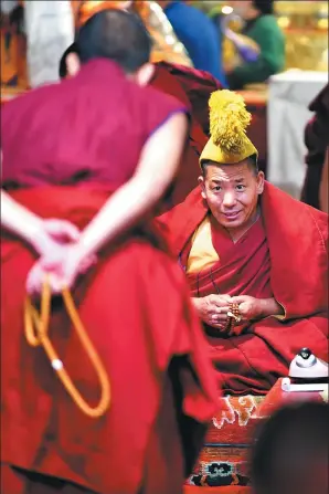  ??  ?? Ngawang Chodrak, a monk from Pashod Monastery in Tibet’s Qamdo prefecture, undergoes the examinatio­n.