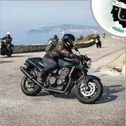  ??  ?? Pendant une semaine, la Corse va accueillir les motos classiques et néo-classiques de la Transcorsi­ca.