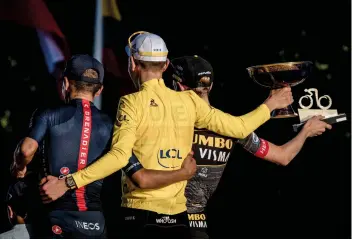  ??  ?? Carapaz on the Paris podium in third alongside winner Pogačar and Vingegaard