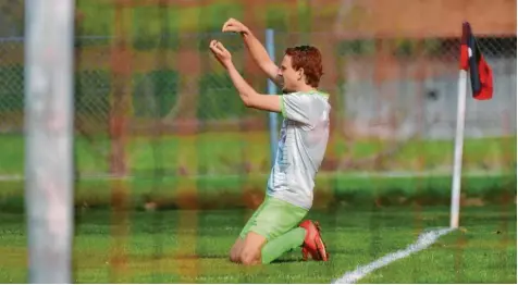  ?? Foto: Andreas Lode ?? Das Süppchen schien gerührt, als Dominik Osterhoff vom SC Altenmünst­er das 2:0 erzielte und im Stile von Serge Gnabry feierte. Doch der VfL Ecknach kam noch einmal zurück und am Ende mussten sich die Zusamtaler mit einem 2:2 begnügen.