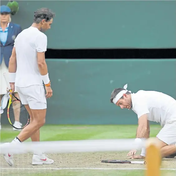  ?? REUTERS ?? La última vez. Nadal cruzó la red para saludar a Juan Martín Del Potro tras su victoria en cinco sets en los cuartos de final de Wimbledon.