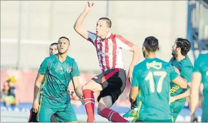  ?? FOTO: JUAN ECHEVERRÍA ?? Titular por tercera vez Vesga volvió a jugar junto a Beñat en la medular rojiblanca en el choque de ayer frente al Fenerbahçe