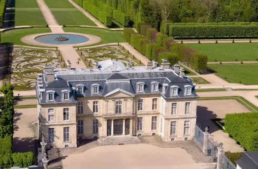  ??  ?? Champssur-Marne. Le château a été construit au tout début du xviiie siècle et a servi de résidence à madame de Pompadour, de 1757 à 1759.