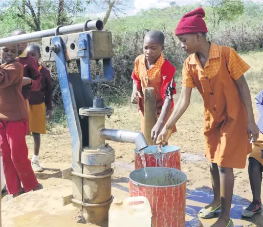  ?? Foto: Blessing Funani ?? Wasserhole­n ist oft Kindersach­e – die Pumpe ist eine Erleichter­ung.