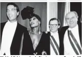  ??  ?? Wohin blickt man da als Staatsmann am Opernball? Jones mit Lover (li.), Schüssel und Klestil (1996)