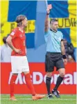  ?? FOTO: DPA ?? Der Schweizer Michael Lang (li.) ist einer von nur zwei Spielern, die bei der WM glatt Rot sahen.