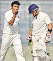  ?? SANJEEV VERMA/HT PHOTO ?? Delhi pacer Parvinder Awana is relieved after taking a Baroda wicket at the Kotla on Sunday.