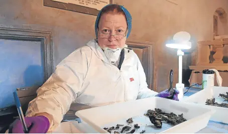  ?? Picture: Sandy McCook. ?? Professor Sue Black at work with some of the bones removed from the coffin yesterday.