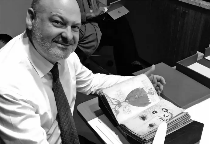  ?? Foto: Editorial Siloé ?? Juan José García Gil, Direktor des Verlages Siloé, mit einem der geheimnisv­ollsten Werke der Welt: dem unlesbaren Voynich Manuskript.