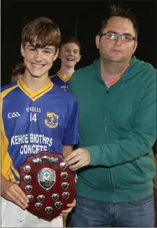  ??  ?? Dean Goodison of People Newspapers (sponsors) with Shane Culleton, captain of the Clúain O’Rahilly’s team.