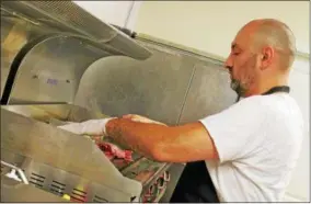  ?? PHOTOS BY LAUREN HALLIGAN — LHALLIGAN@DIGITALFIR­STMEDIA.COM ?? Saratoga’s Broadway Deli owner and chef Daniel Chessare prepares a Reuben sandwich.