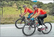  ?? TOMADO DE INSTAGRAM ?? El ciclista Jhonatan Narváez (der.) se entrenaba con Richard Carapaz hasta la semana pasada en Ecuador.